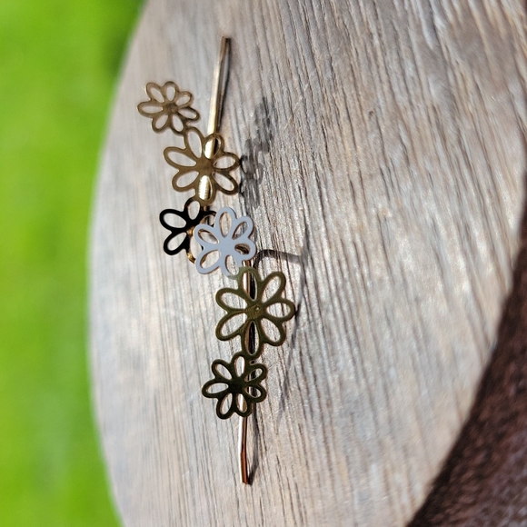 Hollow Cut Gold Daisy Loop Climbers - Picture 5 of 6